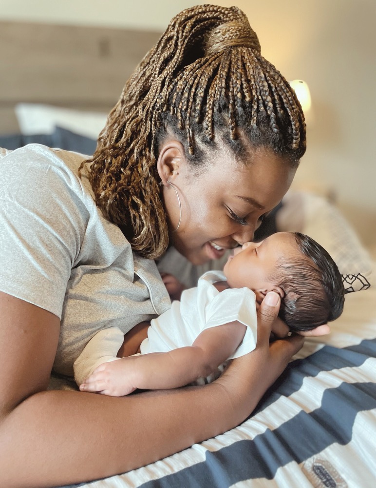 Houston birth doula supporting a pregnant mom during labor